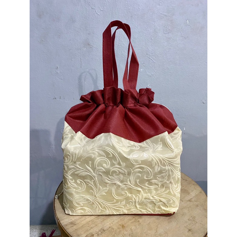 

1 LUSIN 12 PCS GOODIE BAG TAS HAJATAN SERUT EMBOS PREMIUM 22x22 TINGGI 3 CM TAS BERKAT TAS NASI KOTAK TAS BELANJA