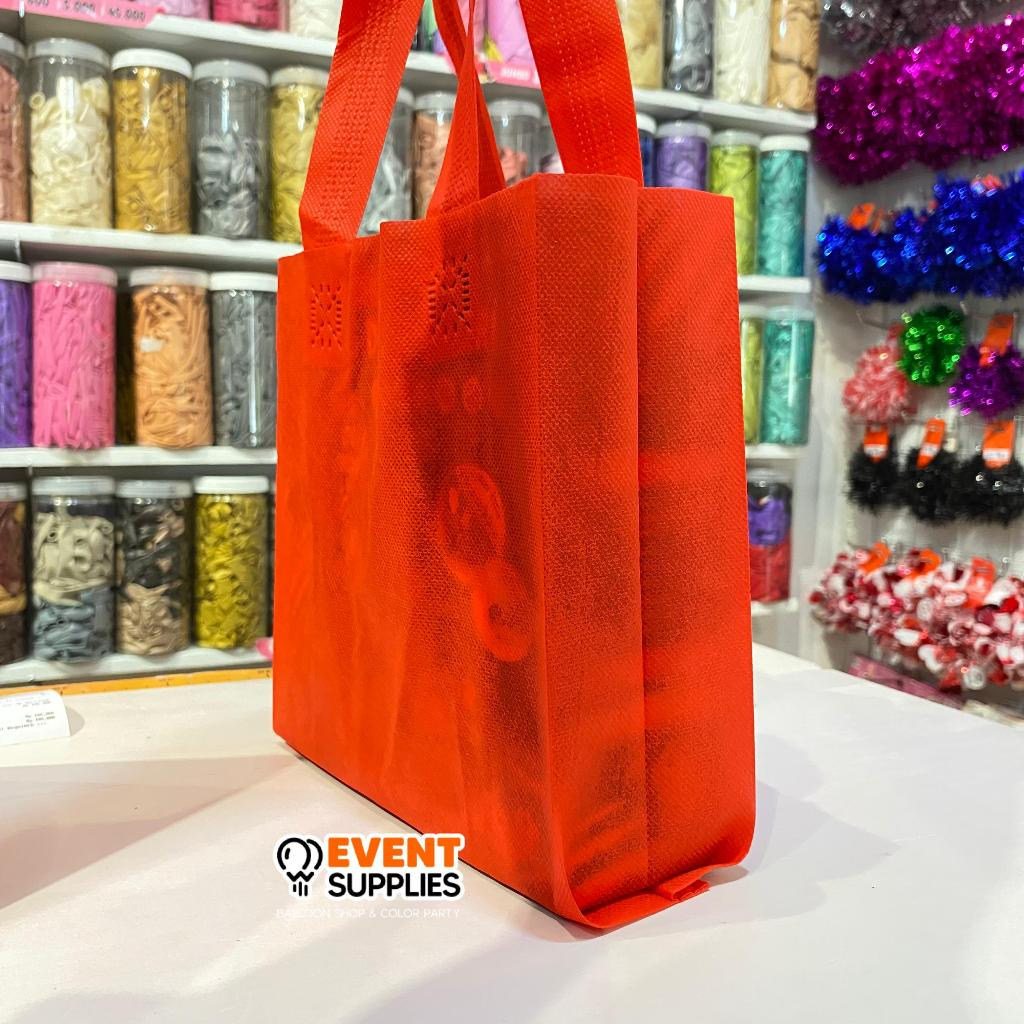 

[12 Pcs] Tas Pres Goodie Bag Spunbond Kotak Kantong Polos Souvenir 20 x 25 x8 cm