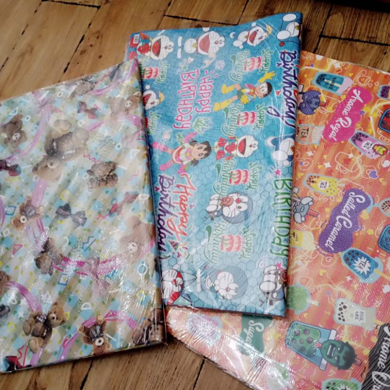 

1 Pack Kertas kado BJE isi 50 lembar dengan 4 gambar motif