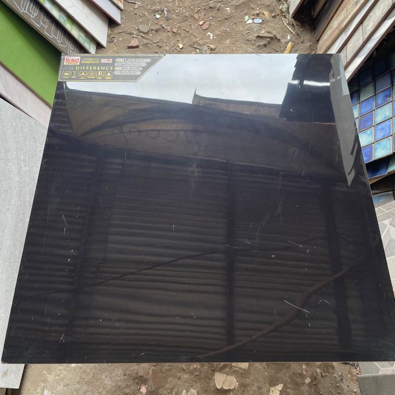 GRANIT 60x60 hitam kilap ikad