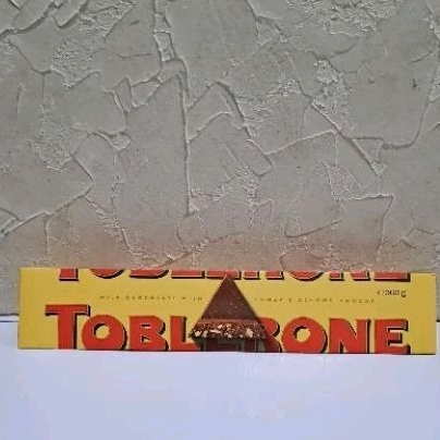 

TOBLERONE MILK CHOCOLATE HONEY & ALMOND NOUGAT 360 GR