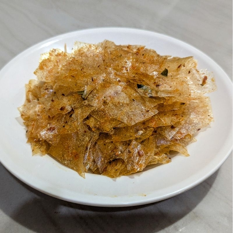 

Keripik Kaca Pedas Daun Jeruk 50gr - yes. snack Pontianak