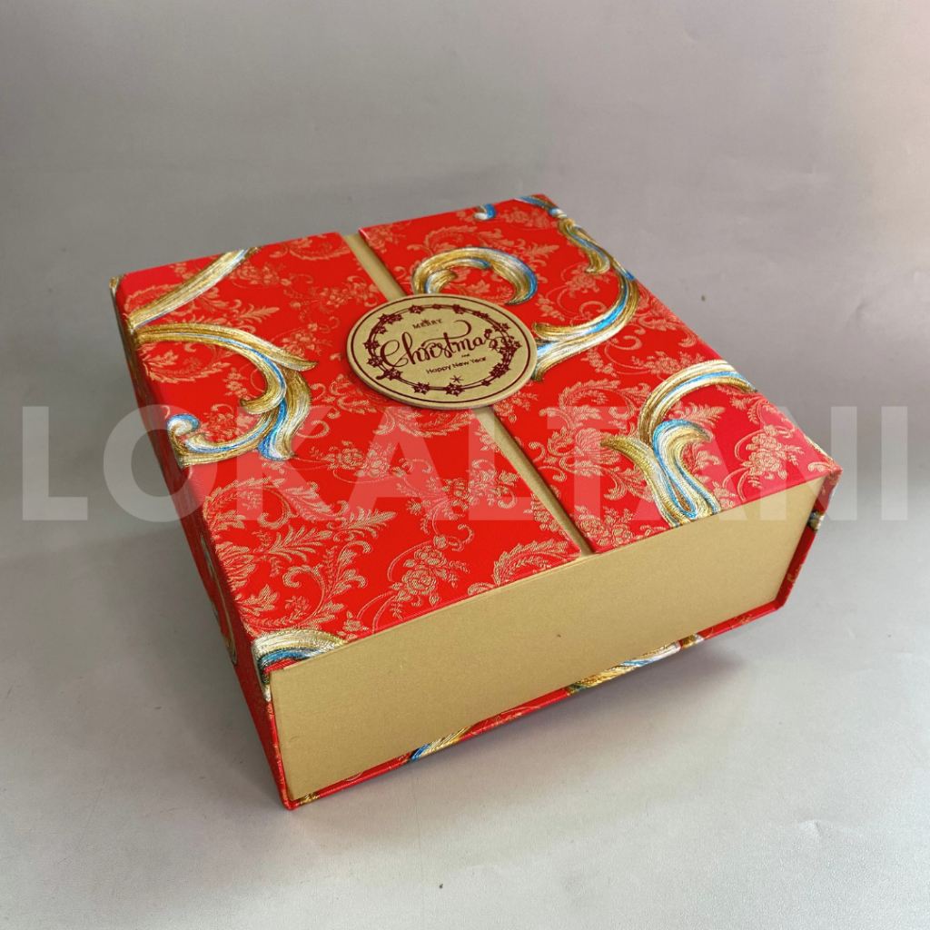 

Box Hamper's Natal Magnet Buka Tengah / Box Kotak Persegi 22x22 Natal 4 Toples 250gr Full Walpaper
