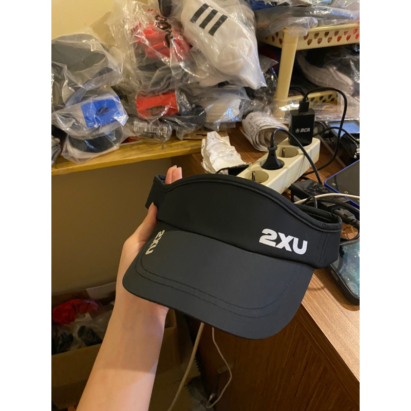 2XU ORIGINAL Topi Running Visor/Topi Olahraga Hitam