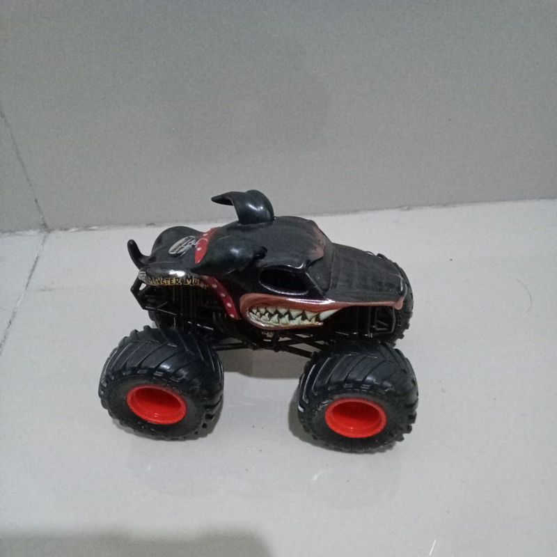 monster mutt rottweiler monster jam loose hitam