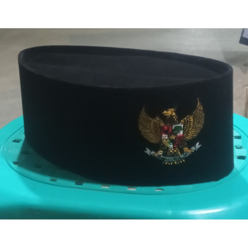 Peci , songkok logo GARUDA.