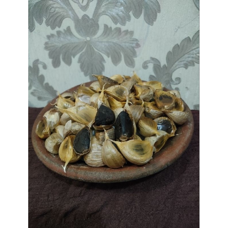 

BLACK GARLICK / BAWANG PUTIH CUTING