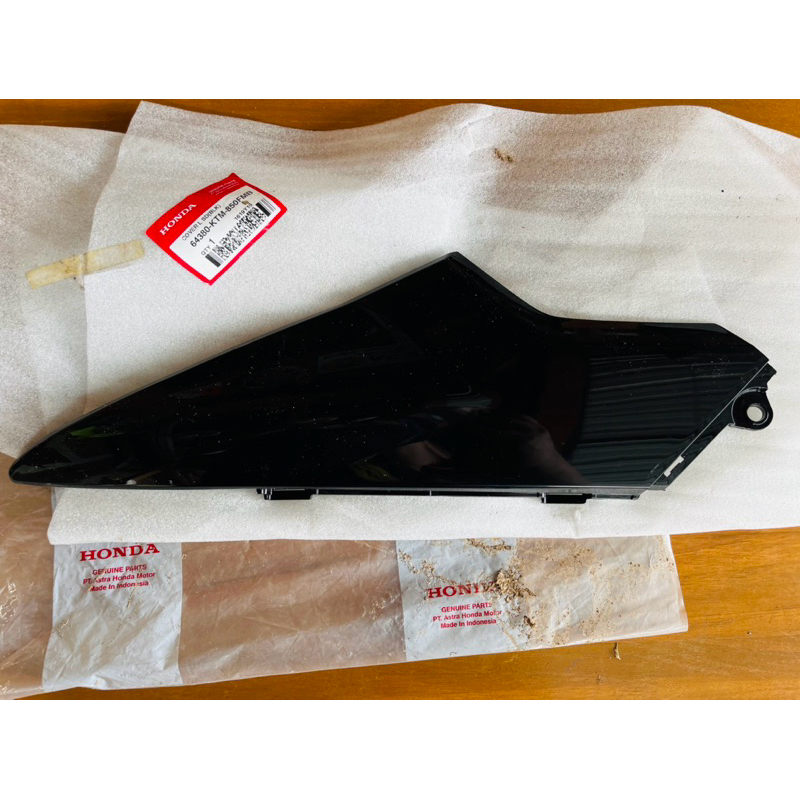 Cover  Body Bodi Sambungan Body Belakang Kiri Honda Supra X 125 Batman HITAM 64380-KTM-850FMB 64380K