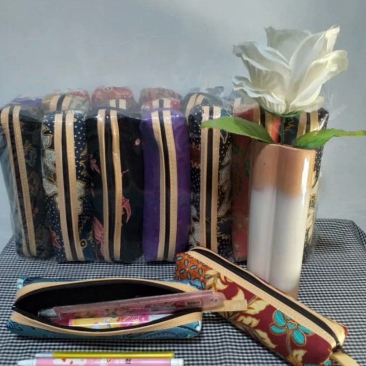 

Get Now Tempat Pensil Batik Khas Jogja 1 kodi isi 2pcs Dompet Souvenir Oleh Oleh Khas Yogyakarta