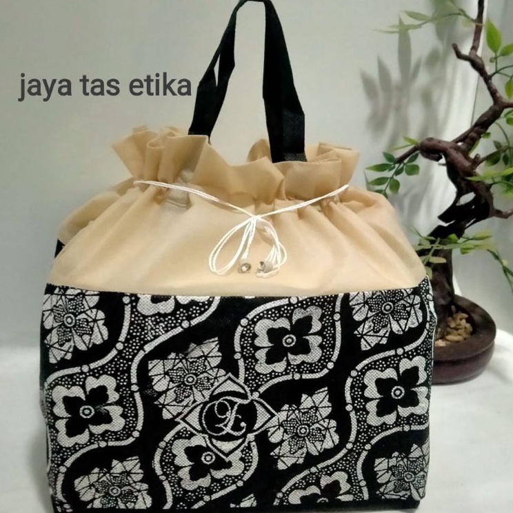 

Produk Populer tas hajatan batik elegan 222 harga per lusin isi 12 psc