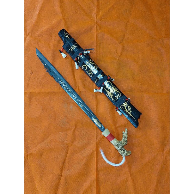 MANDAU PUSAKA SENJATA KHAS SUKU ADAT DAYAK ASLI KALIMANTAN