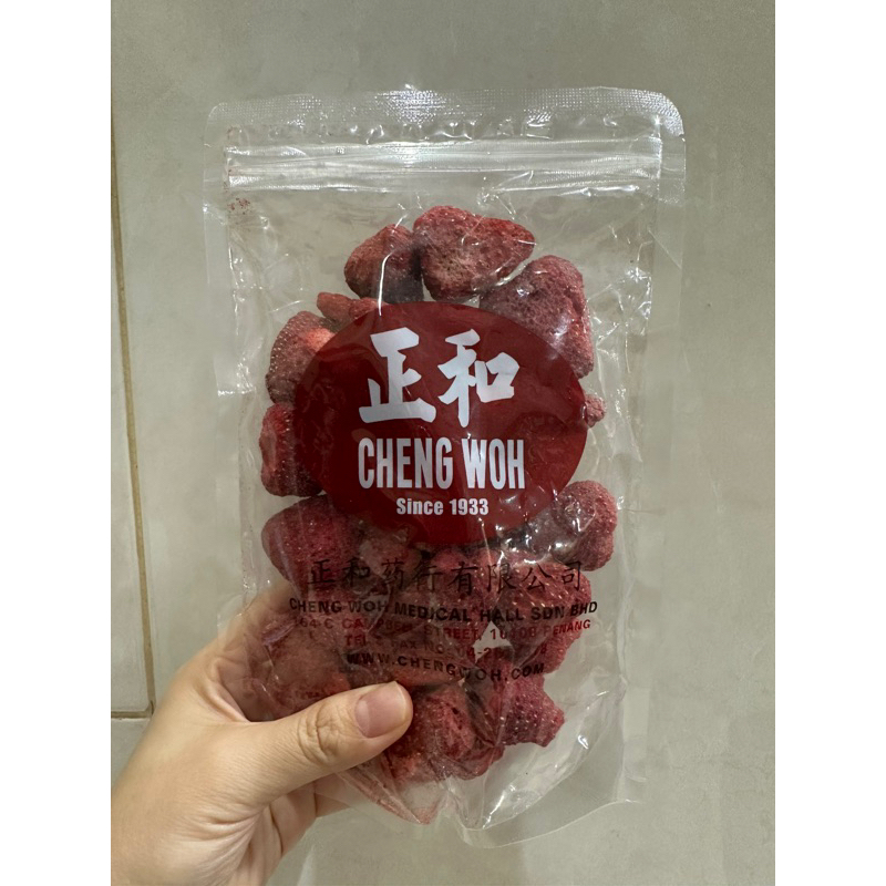 

Dried strawberry crispy 100g Cheng woh Ready stok