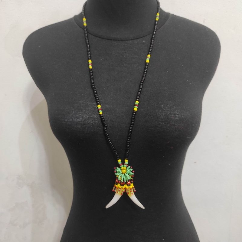 kalung taring manik dayak kalimantan