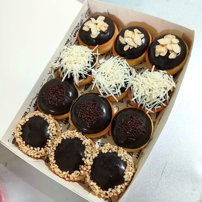 

Donat Glaze full coklat Coklat kacang Coklat meses Coklat keju Coklat almond