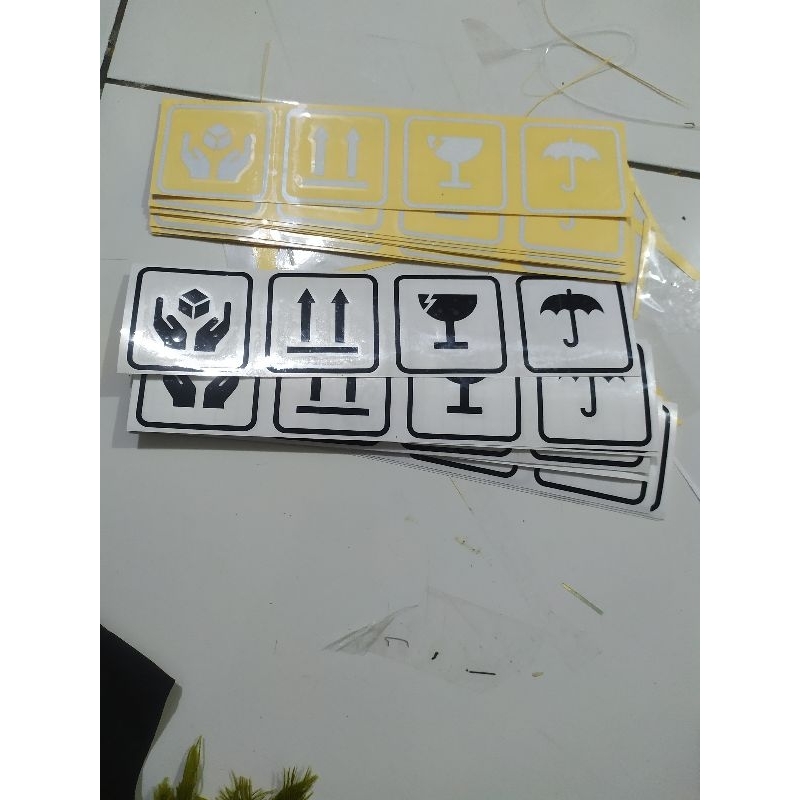 

stiker simbol rapuh ukuran 25cm