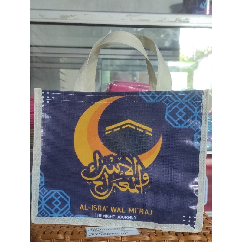 

cod Tas pengajian tas minum jajan tas isra mi'raj nabi Muhammad tas spunbond tas mika tas mewah P25cm T20cm L13cm