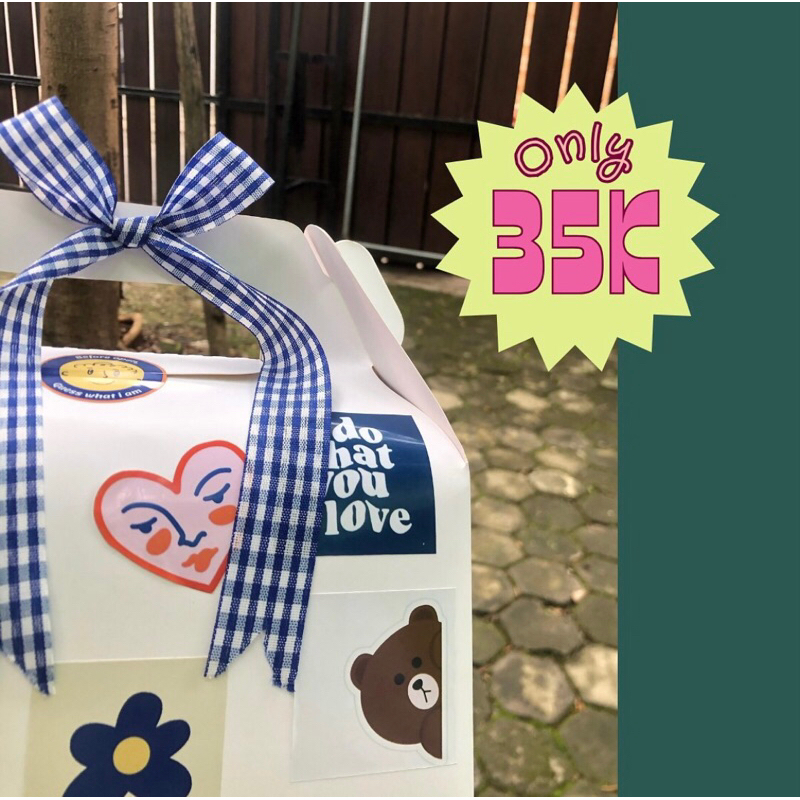 

Snack Box / Gift Box (SUDAH DENGAN ISI SNACK DAN FREE GIFT)
