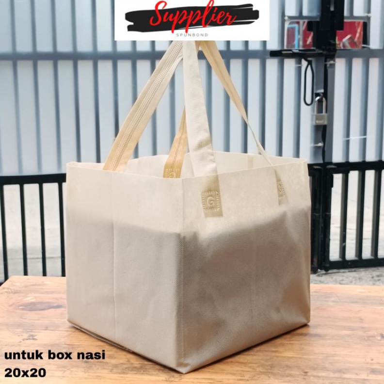 

Tas Goodie bag kotak 2x2 semi box isi 12pcs