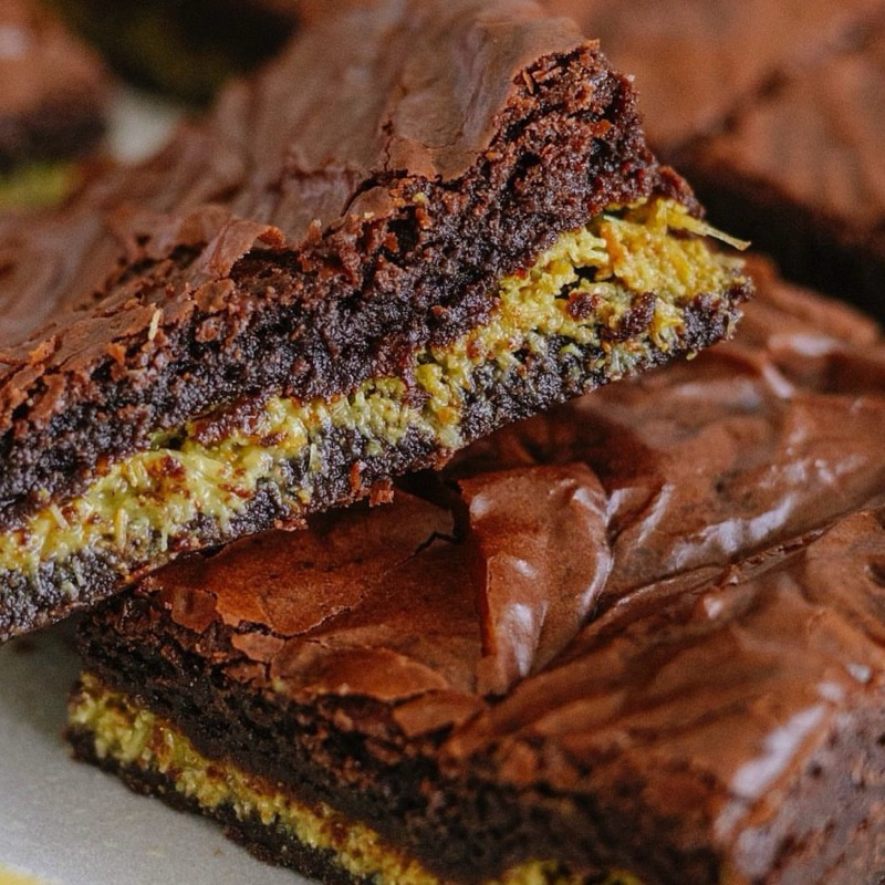 

pistachio kunafa brownies - dubai chocolate brownies
