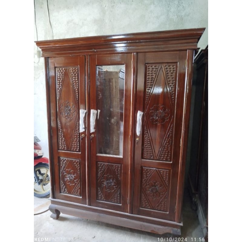 lemari kayu 3 pintu