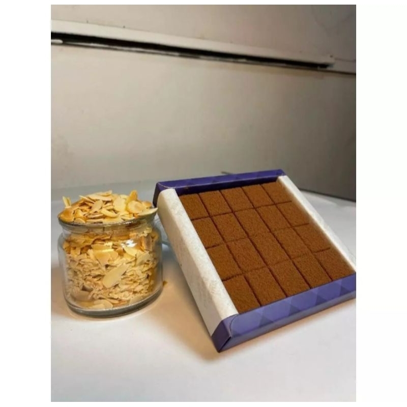 

Xiujank Chocolate With Kacang Almond