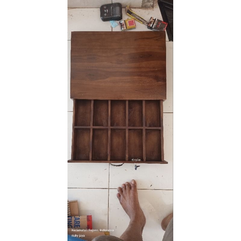 laci uang dari kayu jati dengan 10 skat uang