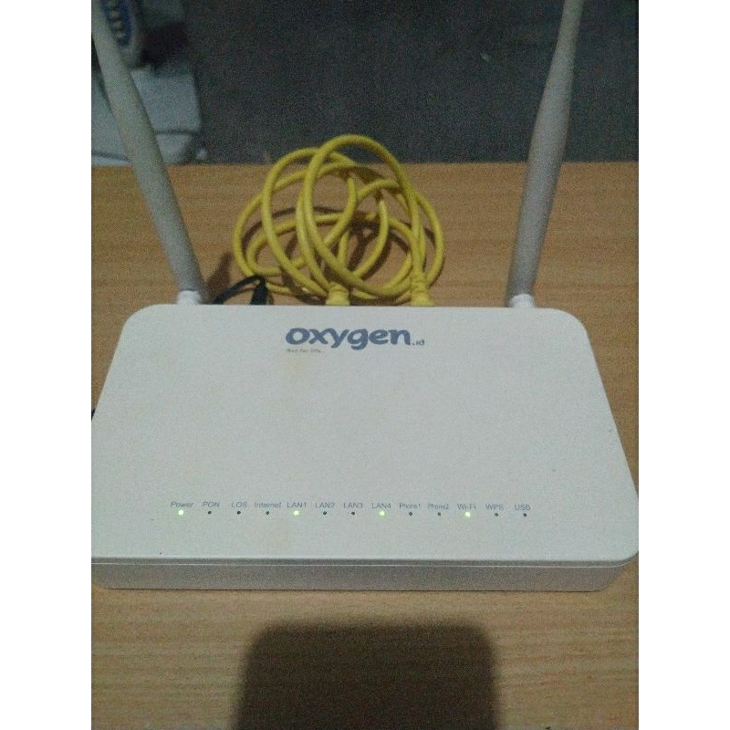 Router ZTE oxygen F609 V3 port hijau lengkap adaptor, garansi nyala dan normal. Foto deskripsi sesua