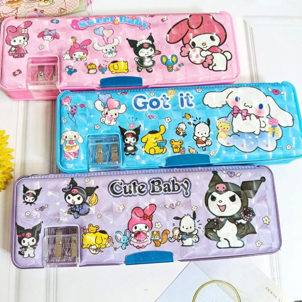 

Kotak Pensil Magnet SANRIO Spesial Edition / Tempat Pensil Sanrio cute 2 Sekat ada kerikan nya ready 3 Variant Pink Biru Ungu Kualitas Terbaik bisa Grosir dan COD