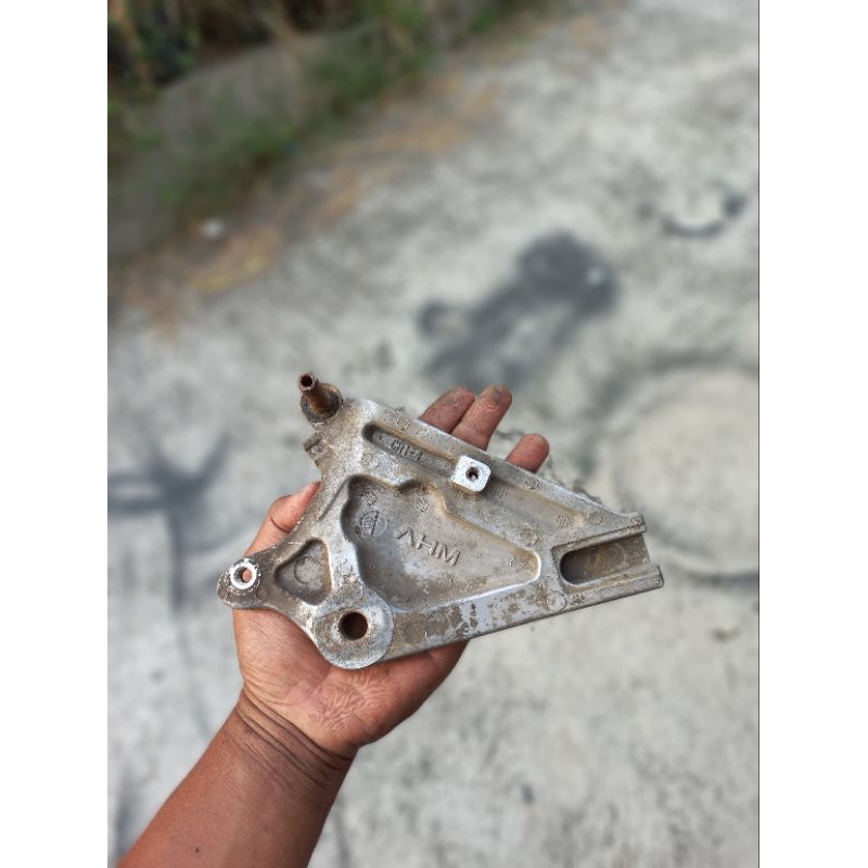 braket kaliper belakang supra125 ori copotan