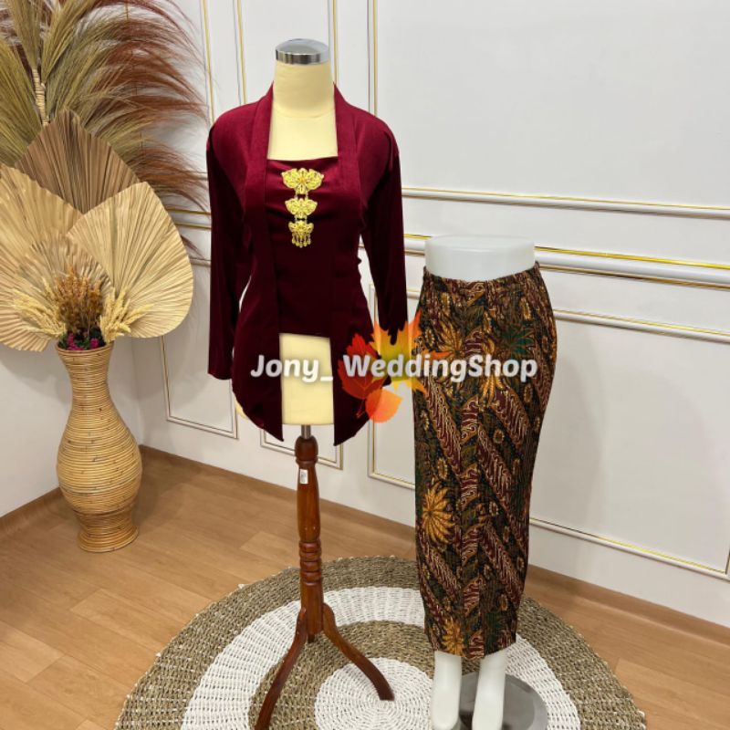 Set Kebaya Maroon dan Rok Plisket