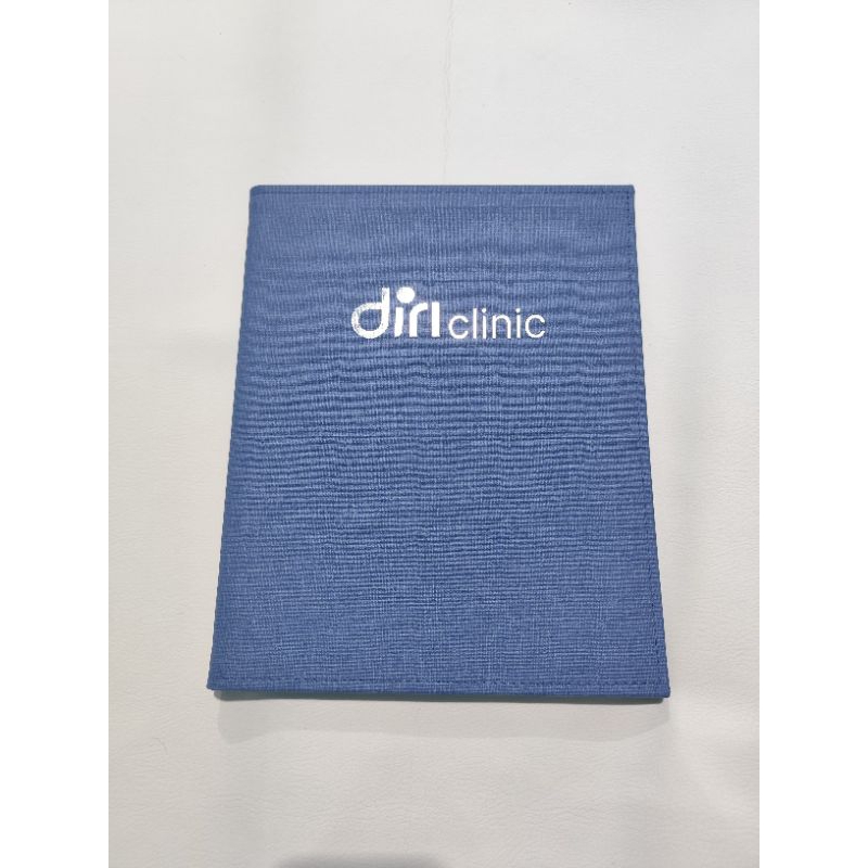

Buku Menu Restoran Bahan Kulit Warna Jeans Ukuran A4 Logo Embos Jepit Baut