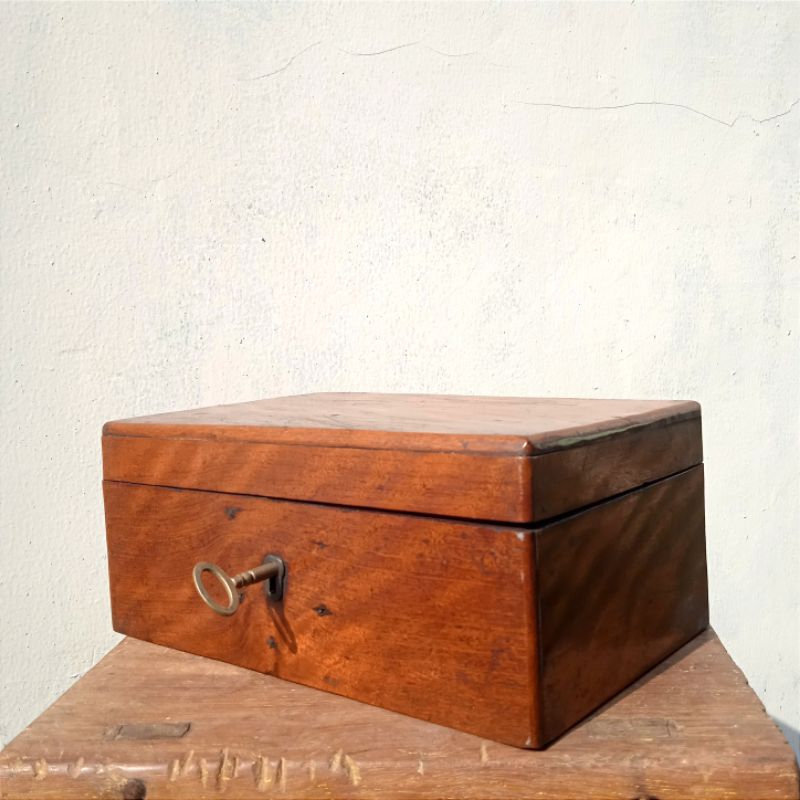 Antik Kotak Uang Cash Box Peranakan Kayu Doreng Trembalo Kuno