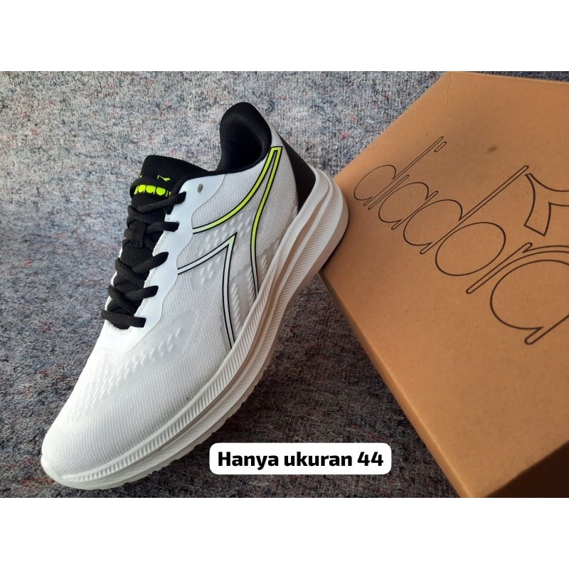 sepatu olahraga pria sepatu joging runing diadora komika original asli ori