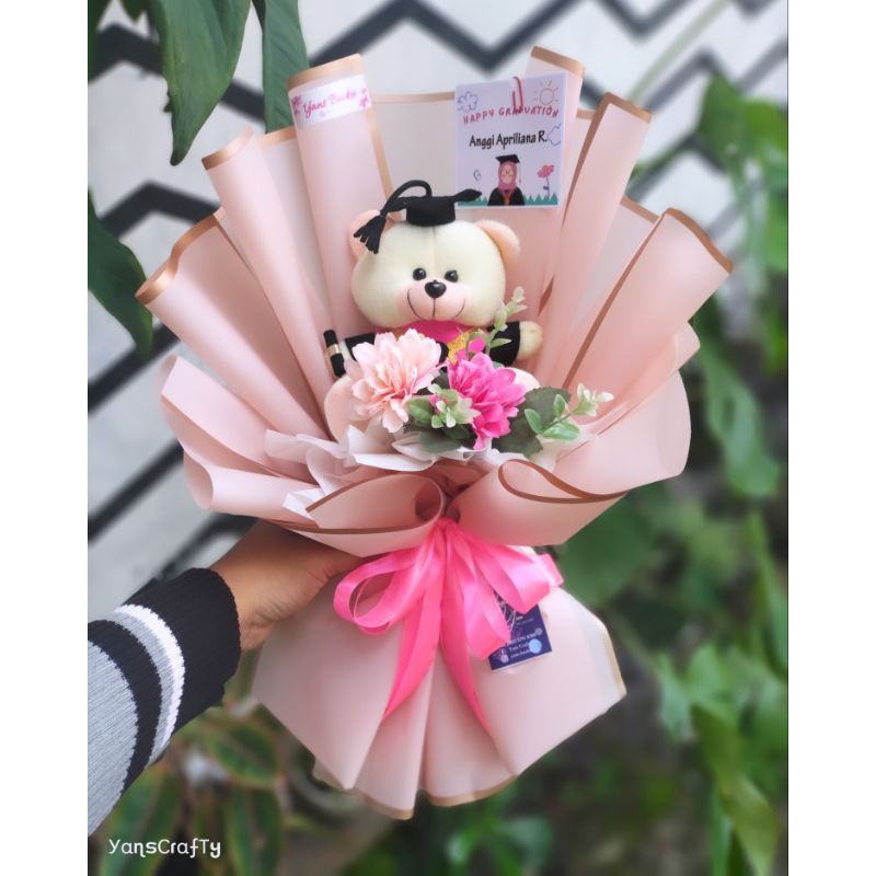 Buket Wisuda. Buket Boneka. Free kartu ucapan.