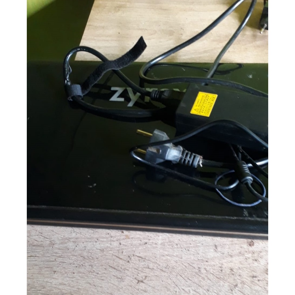 Jual Laptop Zyrex E4105 Ram 3 GB Kondisi Hidup