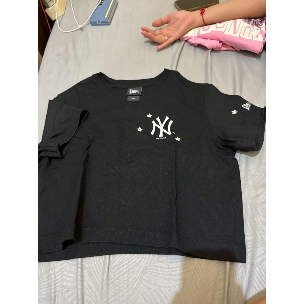 (PRELOVED) NEW ERA ORIGINAL STORE 100% - W CROP BLACK COLOR ERA NEYYAN Women's T-Shirt