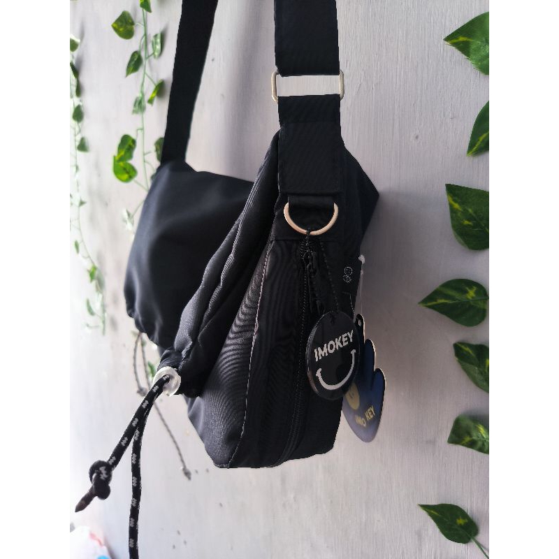 Imokey Oui Expandable Sling Bag (BLACK)