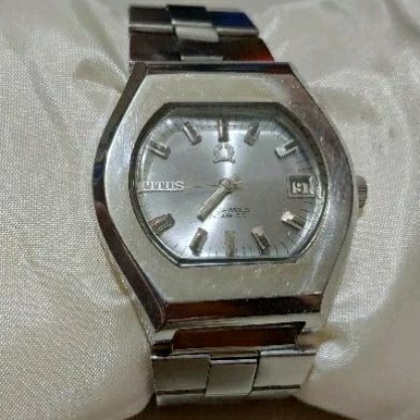 Sovil et Titus Geneve 3611 Hexagon TV Shape 17 Jewels Water Resistant Rare Item Vintage Watch.
