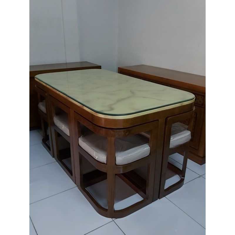 Set meja makan dengan kaca