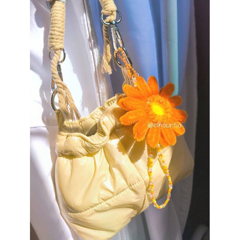 Bagcharm aesthetic keychain bunga bagus, souvenir unik kado unik