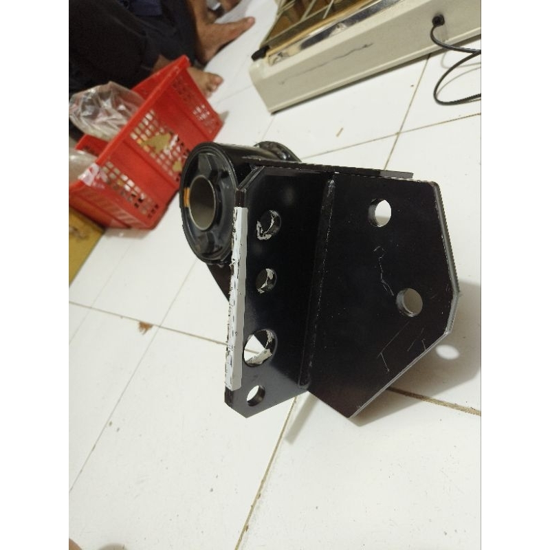 BRACKET KABIN DEPAN ISUZU GIGA FVR FVM GVR FVM VDOO ENGKLE
