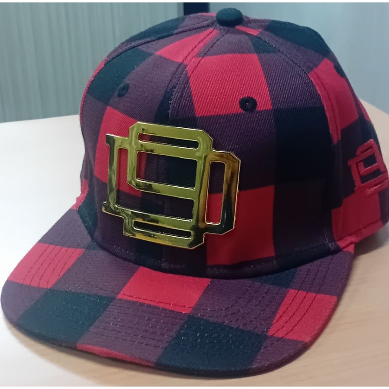 Topi D9 logo besi