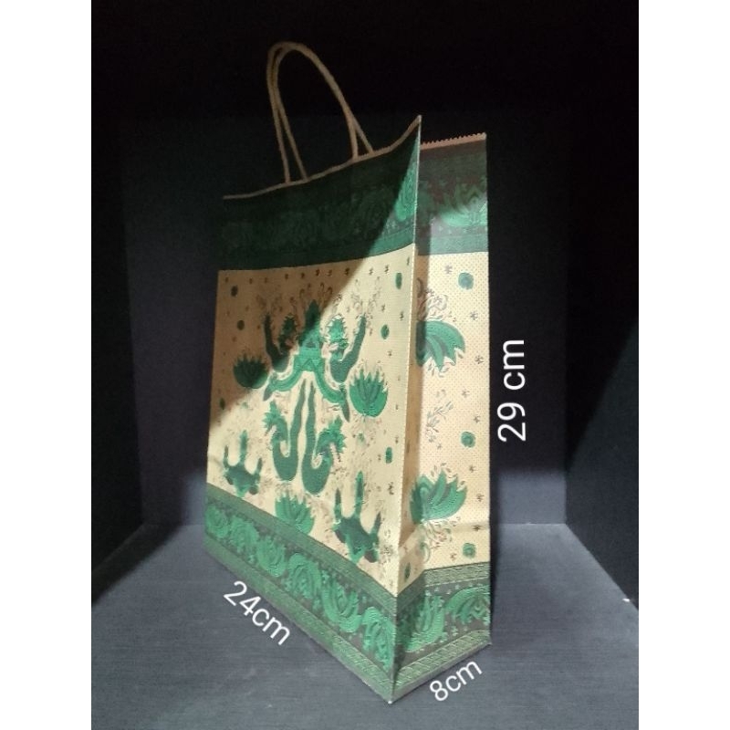 

(1 PCS) PAPERBAG BATIK OKEY B (29X24X8CM)