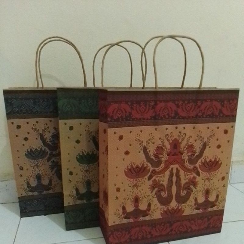 

(1 PCS) PAPERBAG BATIK OKEY SEDANG (29X24X9CM)