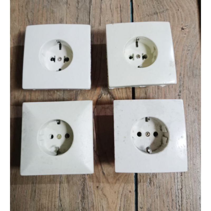 stop kontak ke tembok sudah sni. tempel tembok di jamin bagus