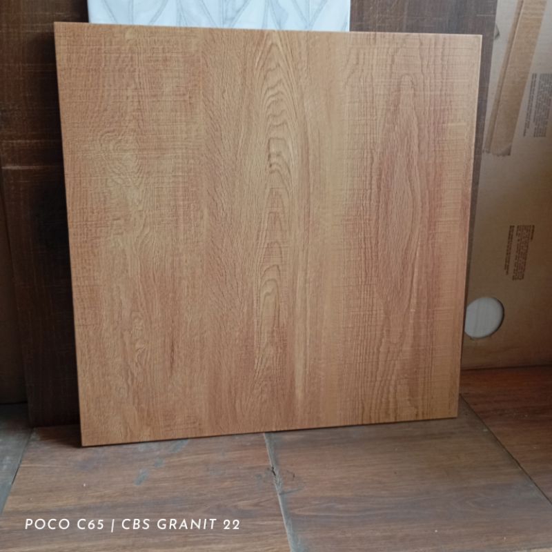 Paris keramik 50x50 motif kayu Akasia wood