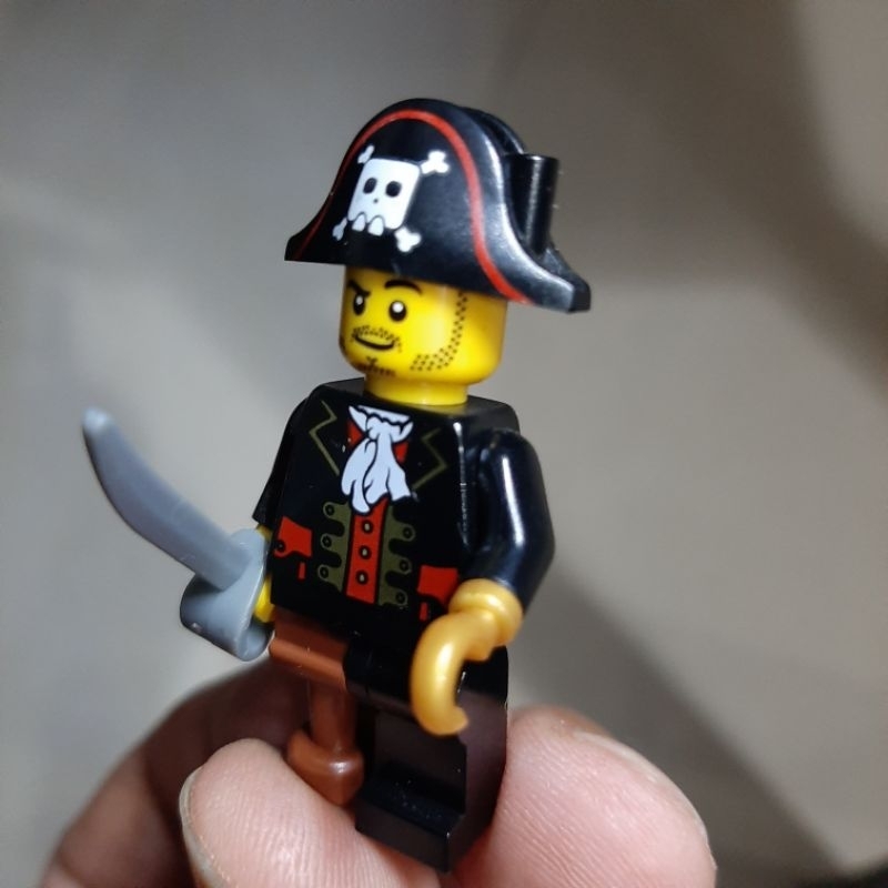 Lego mini figure: pirate captain, bekas bagus. ada sedikit minus