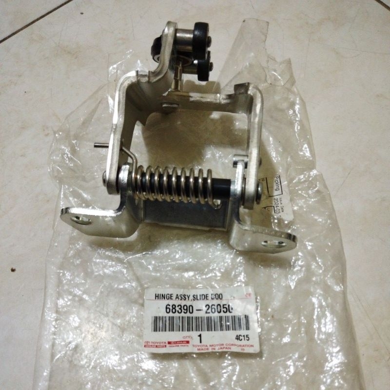 roller pintu sliding tengah belakang Toyota Hiace Premio 68390-26050
