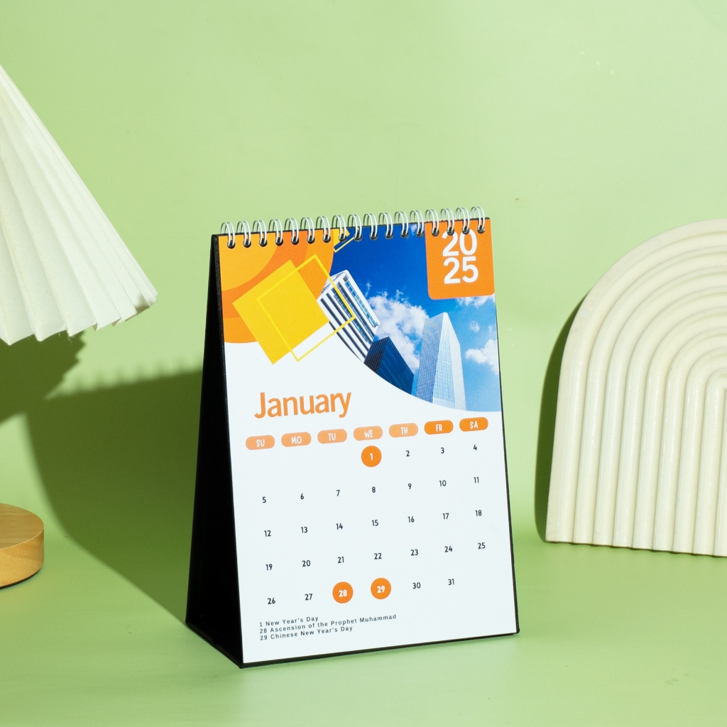 

Kalender Meja Custom 8 Lembar Calendar Duduk A5 Bahan Art Cartoon Selaras Printing