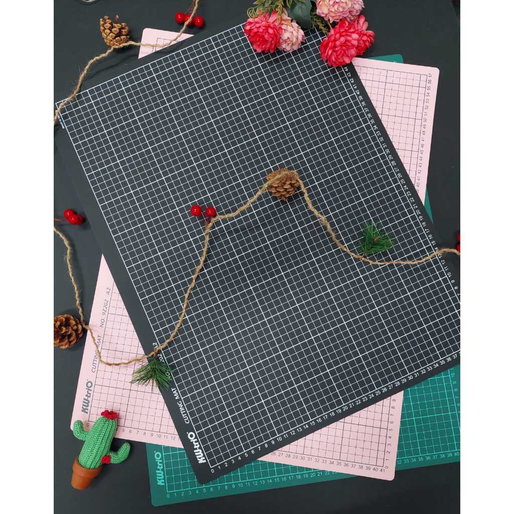 

Cutting Mat ukuran A2, made in taiwan, Kw-Trio 9Z202 (PINK, HITAM, HIJAU) JunDW